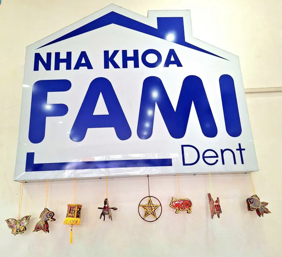 Biển hiệu mái nhà Nha khoa Fami Dent