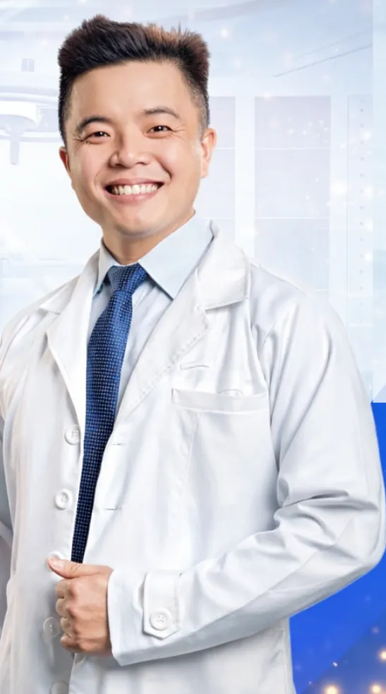 Bác sĩ Fami Dent mặc áo blouse trắng