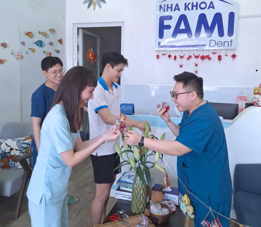 Nhân viên Fami Dent chia đèn lồng ở sảnh