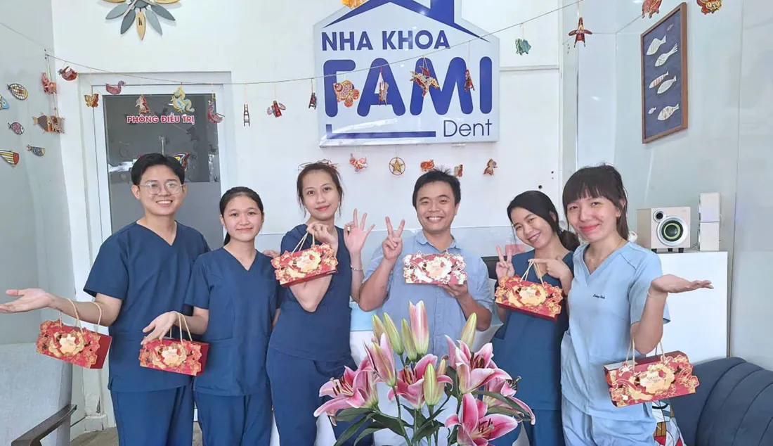 Cả đội Fami Dent cầm hộp quà