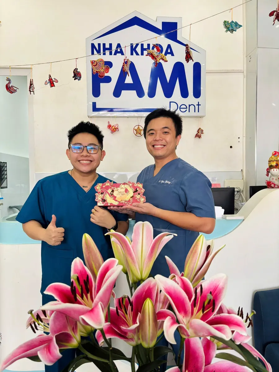 Bác sĩ và nhân viên Fami Dent giơ ngón cái