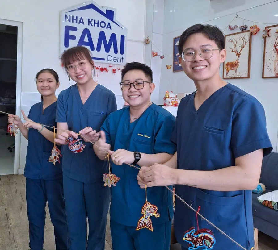Bốn bạn nhân viên Fami Dent cầm dây đèn